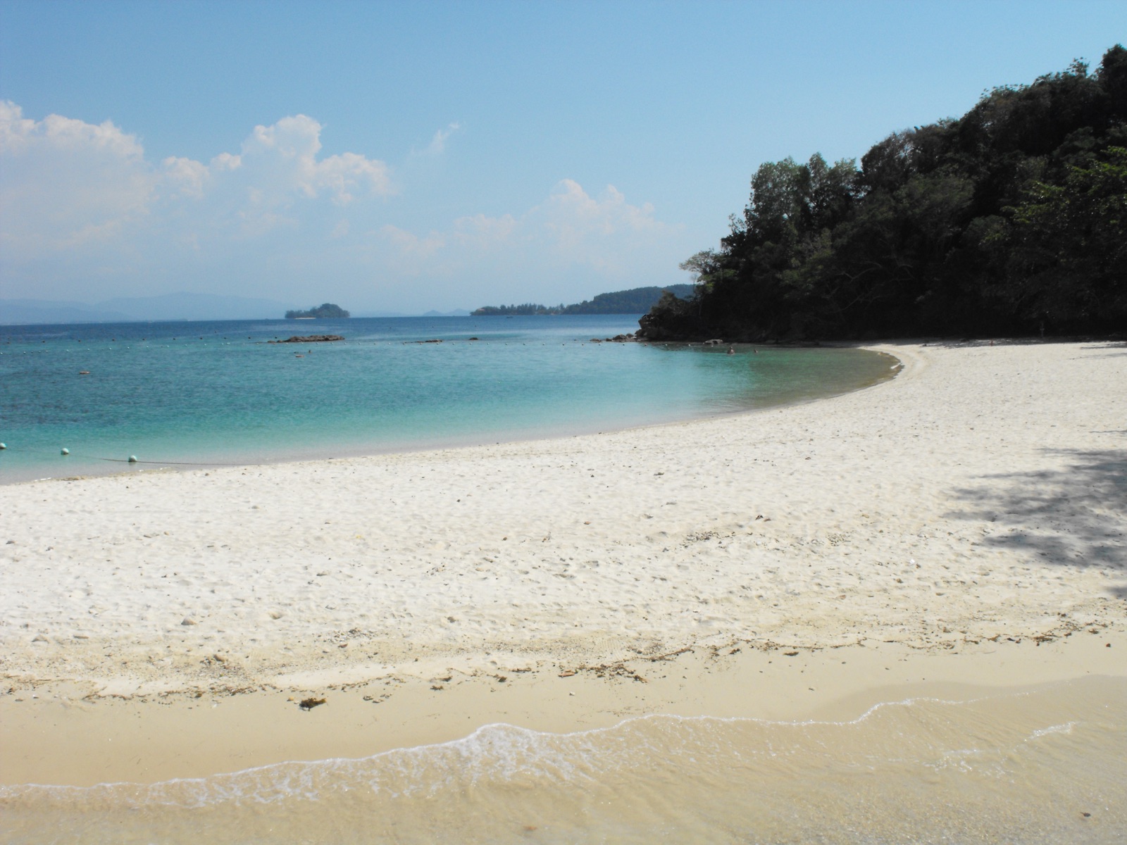 Deserted curving beach and turquoise water on Pulau Sapi, Tunku Abdul Rahman Park, Sabah.