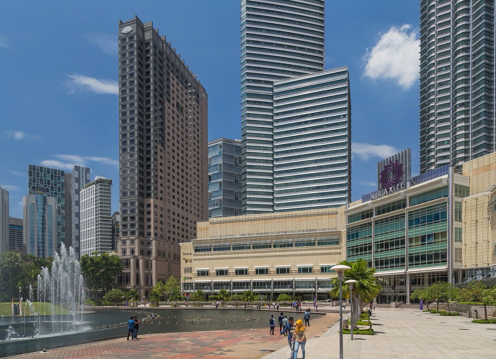 Suria KLCC seen from KLCC Park, with the fountain lake in front.